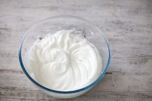 Preparazione Rotolo con panna e marmellata di fragole - Fase 2