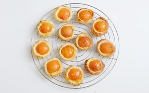 Preparazione Sfogliatine albicocca e crema - Fase 3