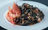 Tagliolini al nero di seppia con salsa di gamberi