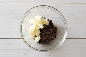 Preparazione Torta morbida al cioccolato e arancia - Fase 1