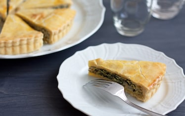 Torta salata con bietole da costa, ricotta e nocciole