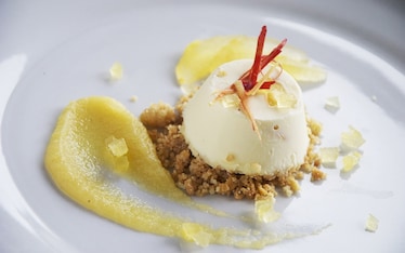 Semifreddo al cioccolato bianco, crema di mele e crumble di nocciole