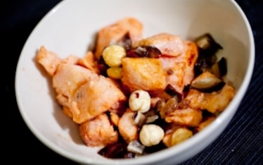 Insalata tiepida di spada con Tandoori masala, nocciole e datteri