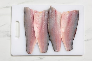 Preparazione Filetti di branzino al cartoccio con limone, timo e olive - Fase 1