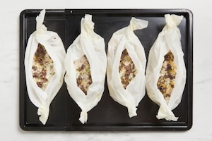 Preparazione Filetti di branzino al cartoccio con limone, timo e olive - Fase 4