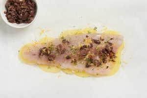 Preparazione Filetti di branzino al cartoccio con limone, timo e olive - Fase 3