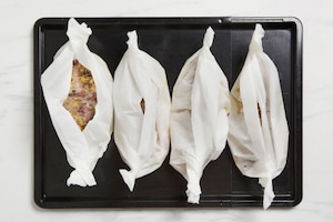 Preparazione Filetti di branzino al cartoccio con limone, timo e olive - Fase 3