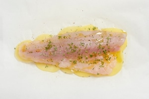 Preparazione Filetti di branzino al cartoccio con limone, timo e olive - Fase 2