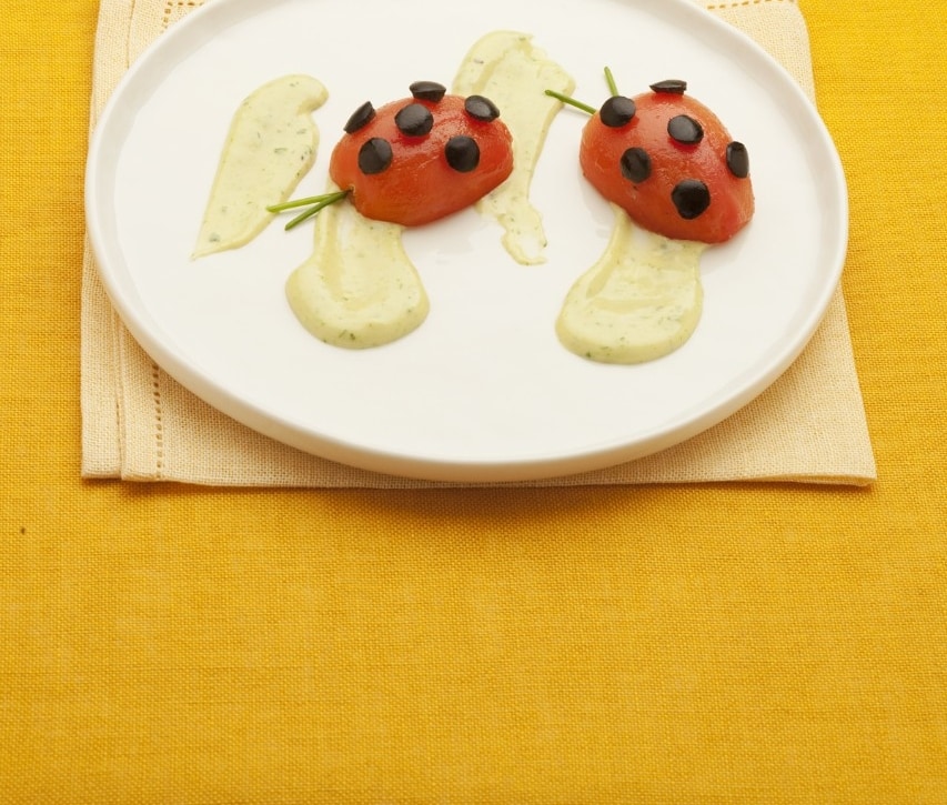 Coccinelle di pomodoro su prato di maionese ricetta