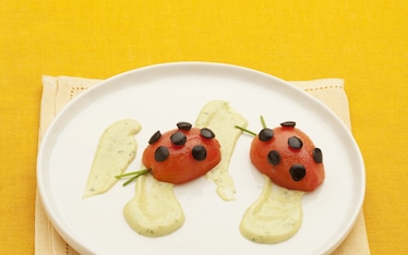 Coccinelle di pomodoro su prato di maionese