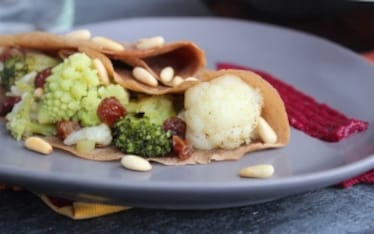 Crepes salate con broccoli e crema di barbabietole