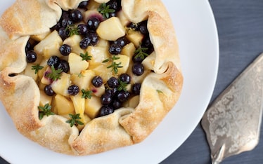 Crostata di mele e mirtilli