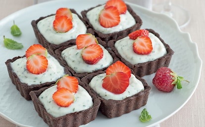 Crostatine al cacao con fragole e menta