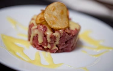 Crudo di manzetta con maionese al wasabi e chips
