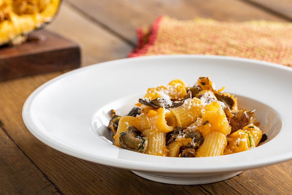 Mezzi rigatoni con zucca e funghi ricetta