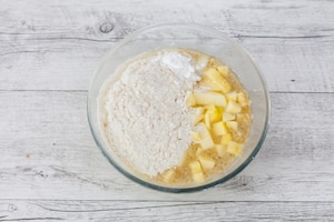 Preparazione Muffin alle mele e noci - Fase 2