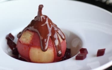 Pere cotte nel vino e cioccolato fuso con peperoncino