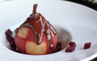 Pere cotte nel vino e cioccolato fuso con peperoncino Pere cotte nel vino e cioccolato fuso con peperoncino