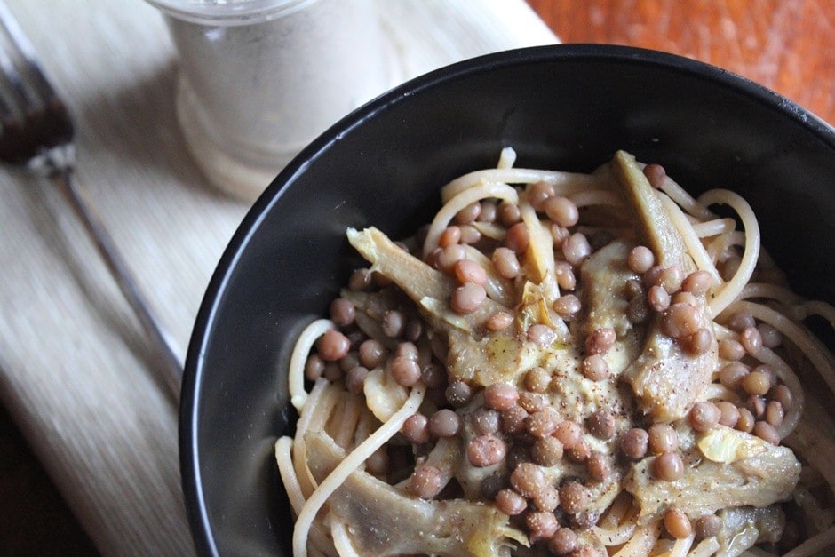 Spaghetti di farro con carciofi e lenticchie ricetta