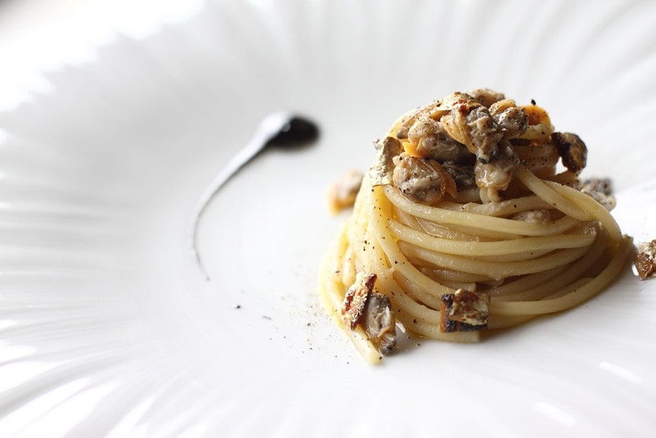 Spaghetti con vongole e sgombro grigliato ricetta