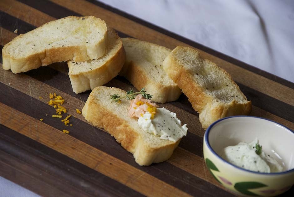 Finger food di trota affumicata e formaggio di capra, erbe e buccia d'arancia ricetta