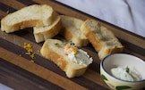 Finger food di trota affumicata e formaggio di capra, erbe e buccia d'arancia