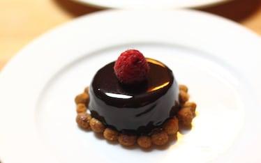 Mousse leggera di cioccolato fondente con glassa lucida e lamponi