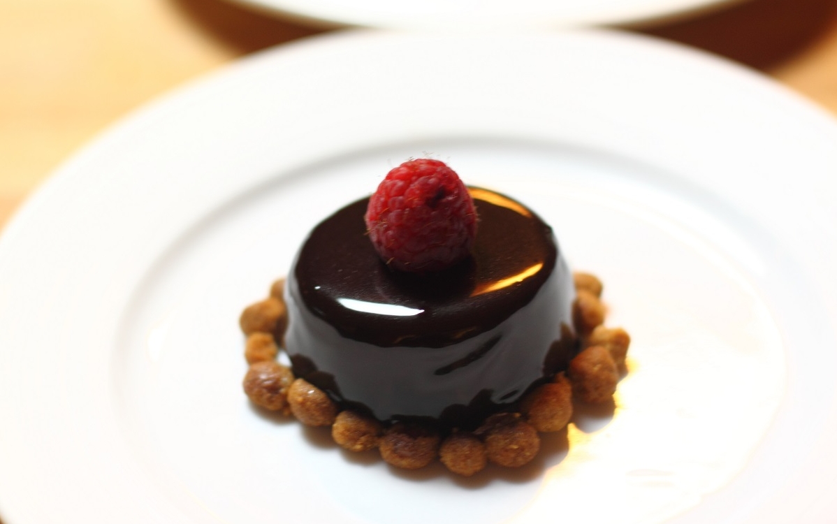 Mousse leggera di cioccolato fondente con glassa lucida e lamponi Mousse leggera di cioccolato fondente con glassa lucida e lamponi