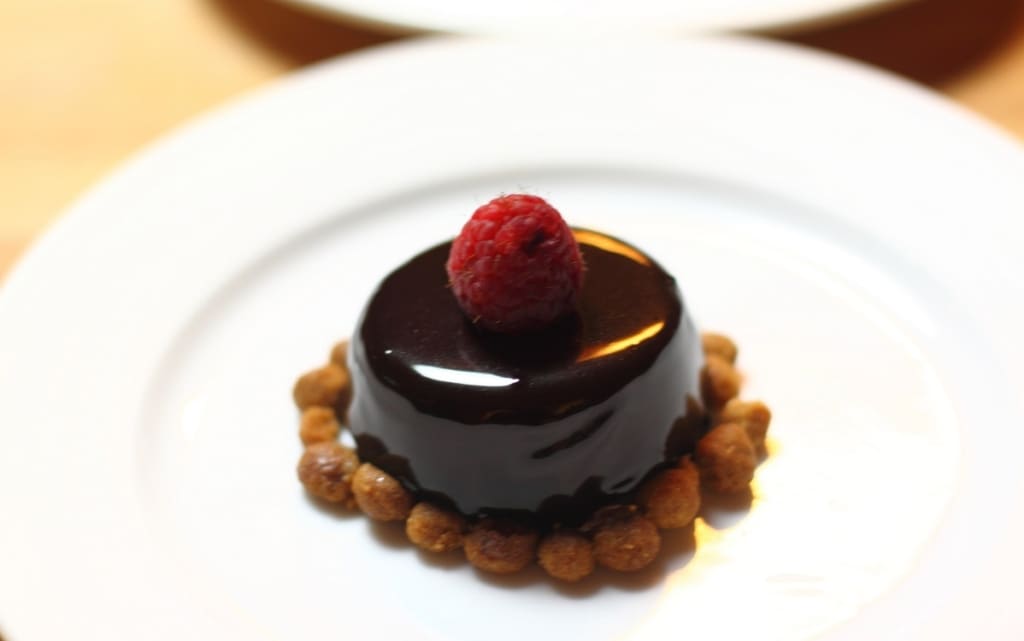 Ricetta Mousse Leggera Di Cioccolato Fondente Con Glassa Lucida E Lamponi Cucchiaio D Argento