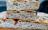 Focaccia rustica con pomodorini e origano