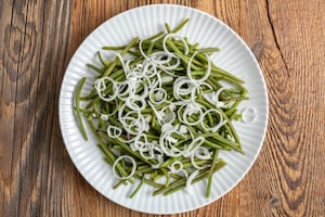 Preparazione Insalata di fagiolini, feta e noci - Fase 1