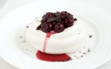 Mini pavlova al cioccolato fondente e amarene