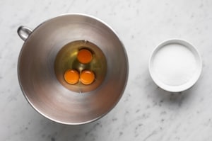 Preparazione Pan di Spagna ricetta base - Fase 1