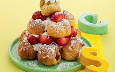 Piramide di bignè con fragole e farcia di crema di nocciole