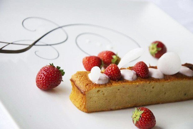 Plum cake, yogurt e fragole ricetta