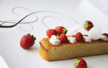 Plum cake, yogurt e fragole