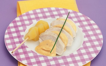 Pollo tonnato con spiedini di patate novelle al vapore