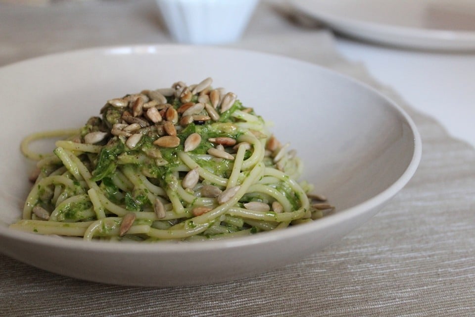 Spaghetti con crema di rucola, pompelmo e semi di girasole ricetta