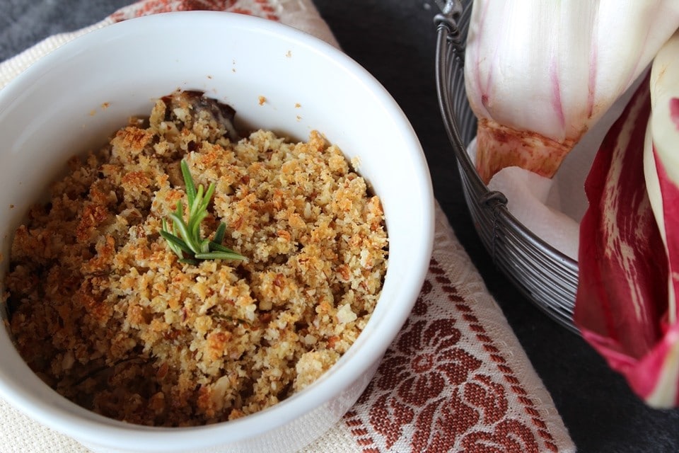 Radicchio e scamorza con mandorle e pane al rosmarino ricetta