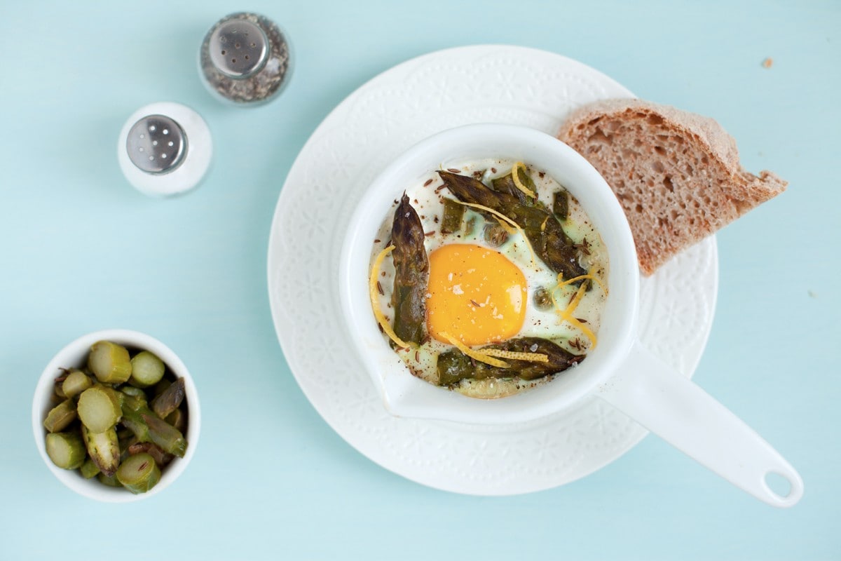 Uova in cocotte con asparagi, acciuga e limone ricetta