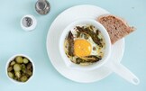 Uova in cocotte con asparagi, acciuga e limone