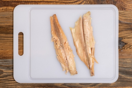 Preparazione Tagliatelle all'uovo con cipollotto, peperoncino dolce e trota affumicata - Fase 1 Preparazione Tagliatelle all'uovo con cipollotto, peperoncino dolce e trota affumicata - Fase 1