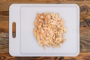 Preparazione Tagliatelle all'uovo con cipollotto, peperoncino dolce e trota affumicata - Fase 1