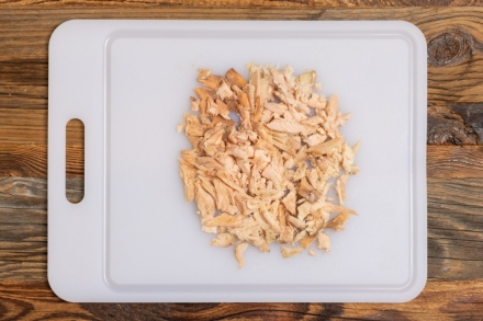 Preparazione Tagliatelle all'uovo con cipollotto, peperoncino dolce e trota affumicata - Fase 1 Preparazione Tagliatelle all'uovo con cipollotto, peperoncino dolce e trota affumicata - Fase 1