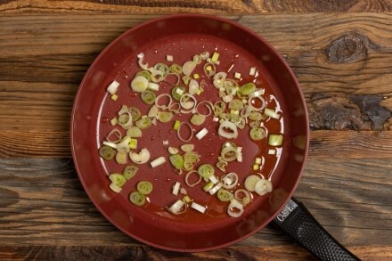 Preparazione Tagliatelle all'uovo con cipollotto, peperoncino dolce e trota affumicata - Fase 2