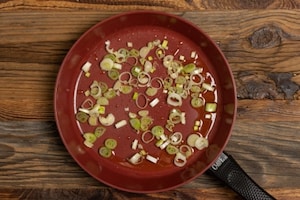 Preparazione Tagliatelle all'uovo con cipollotto, peperoncino dolce e trota affumicata - Fase 2