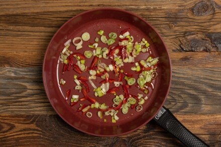Preparazione Tagliatelle all'uovo con cipollotto, peperoncino dolce e trota affumicata - Fase 2