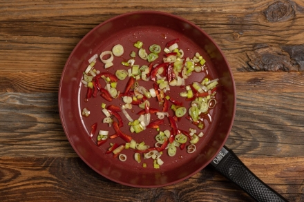 Preparazione Tagliatelle all'uovo con cipollotto, peperoncino dolce e trota affumicata - Fase 2 Preparazione Tagliatelle all'uovo con cipollotto, peperoncino dolce e trota affumicata - Fase 2