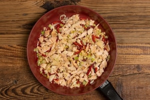 Preparazione Tagliatelle all'uovo con cipollotto, peperoncino dolce e trota affumicata - Fase 3