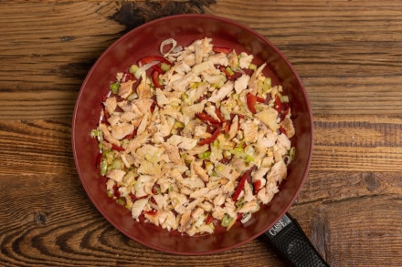 Preparazione Tagliatelle all'uovo con cipollotto, peperoncino dolce e trota affumicata - Fase 3 Preparazione Tagliatelle all'uovo con cipollotto, peperoncino dolce e trota affumicata - Fase 3